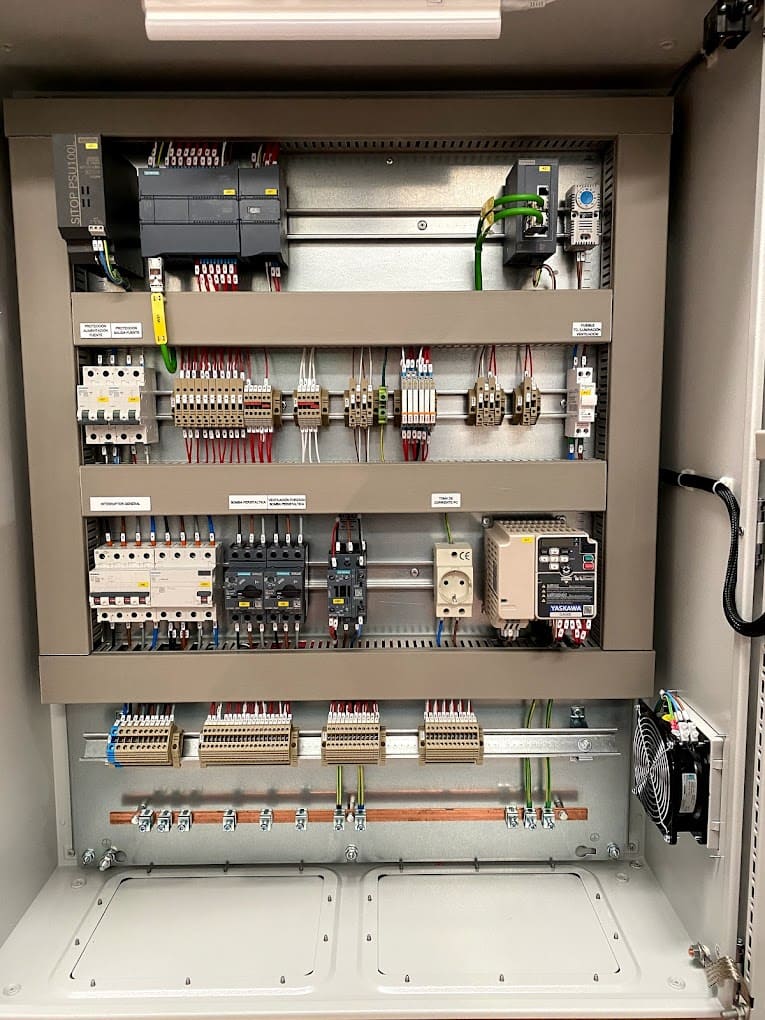 Panel de control eléctrico con componentes internos bien organizados.